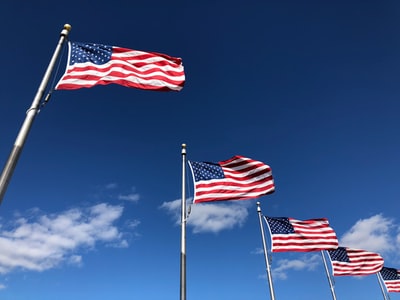 晴空下的美国国旗